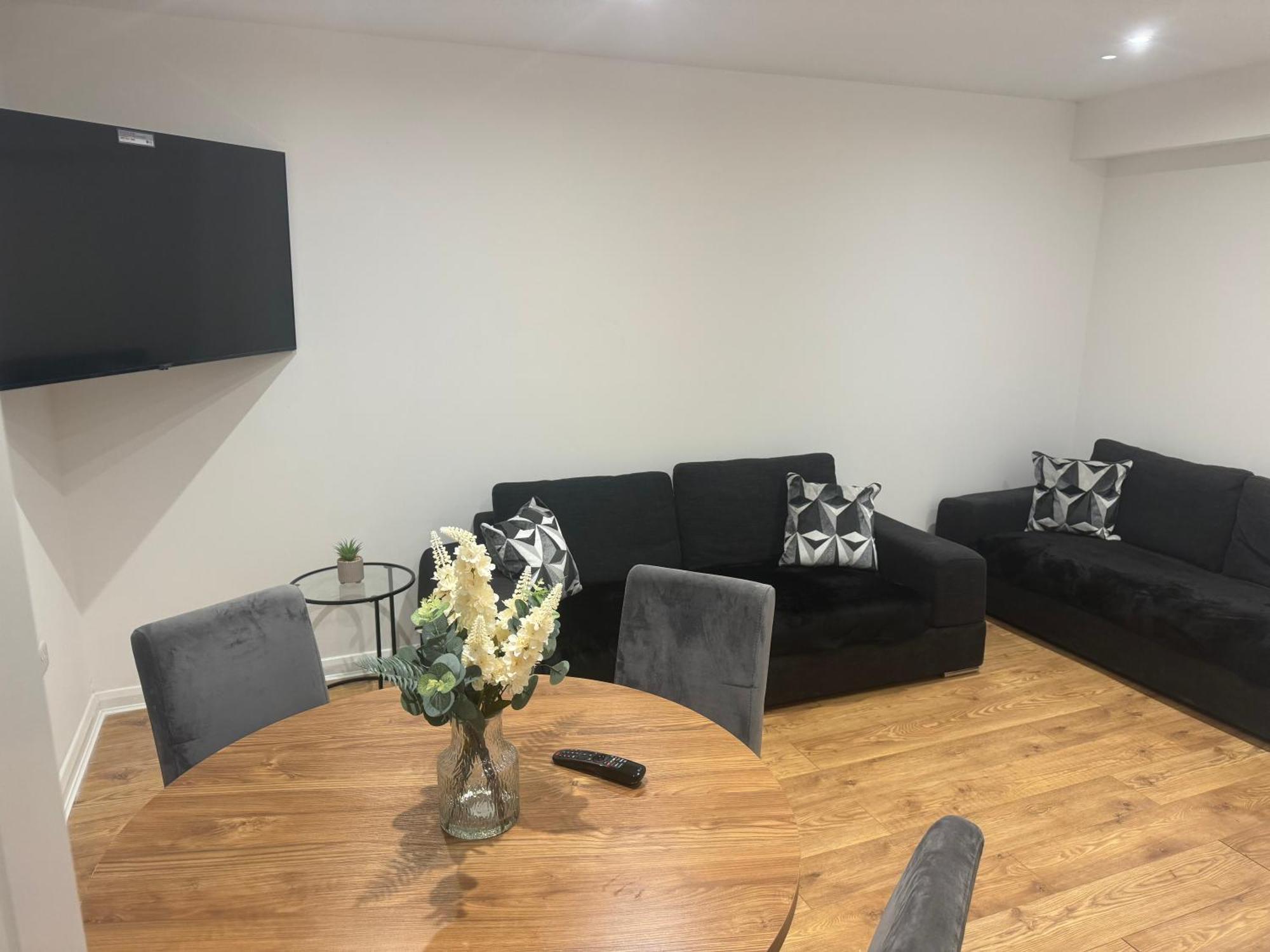 Newly Constructed Town House Next To The Canal * Keighley